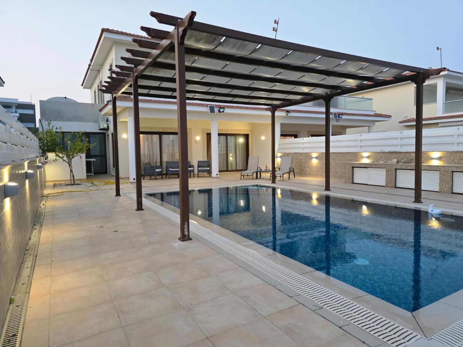 Fabulous Front House With Pool Larnaca