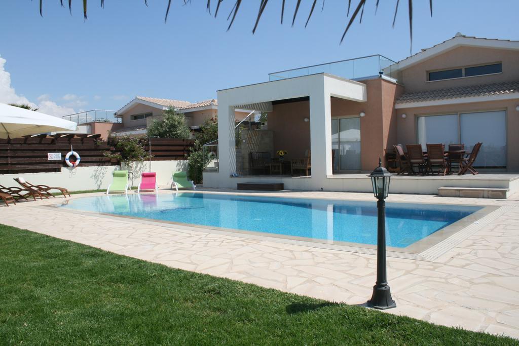 Paradise Latchi * Polis