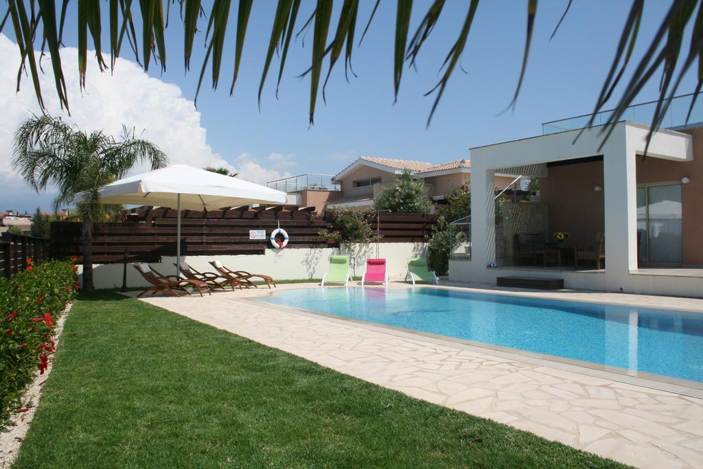Paradise Latchi Polis