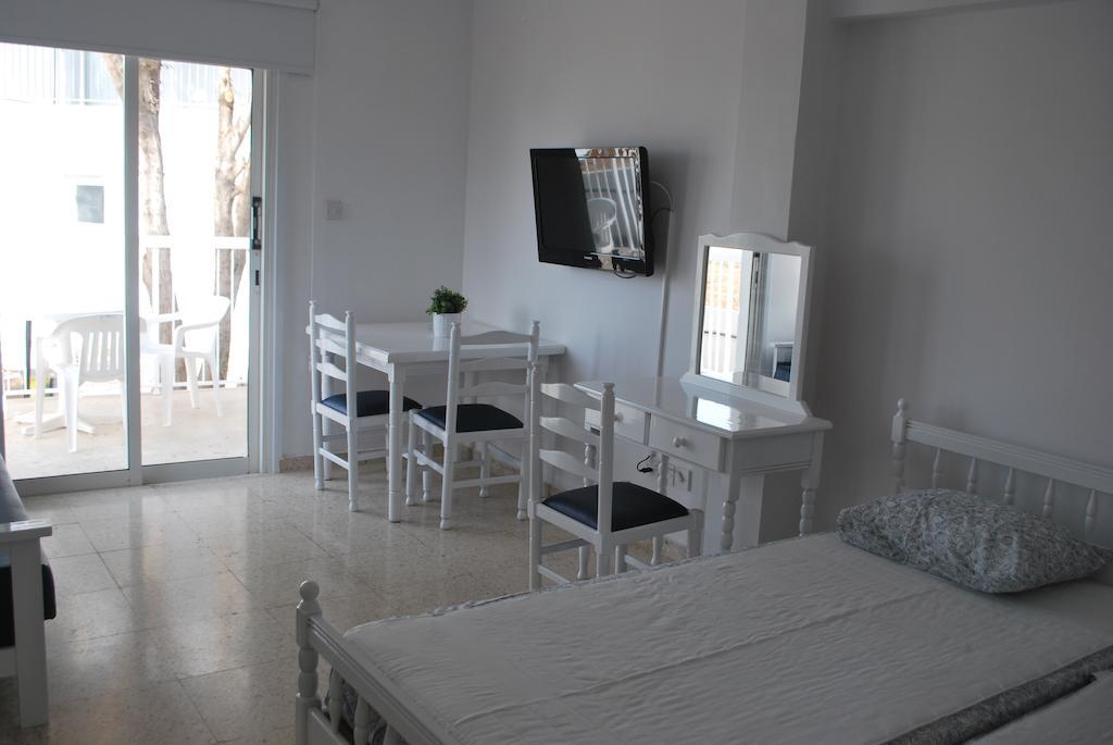Apartment Flisvos Beach