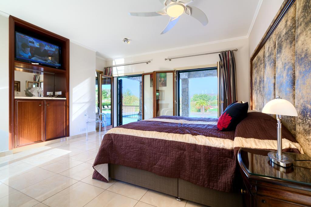 Villa 5 Bedroom Villa Rio With Large Private Pool And Hot Tub, Aphrodite Hills Resort *