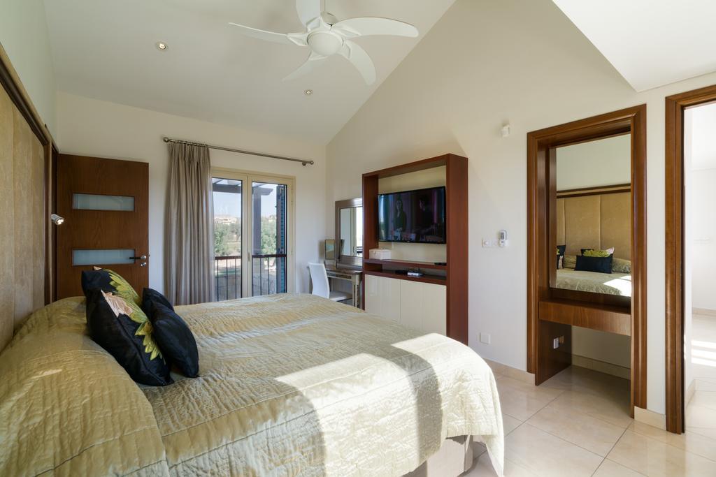 Villa 5 Bedroom Villa Rio With Large Private Pool And Hot Tub, Aphrodite Hills Resort *