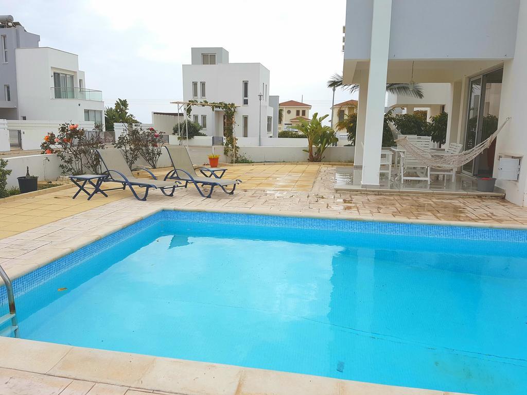 Villa Colonial Beach Villa 16 & 15 *