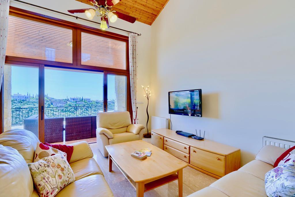 4 Bedroom Helidoni With Private Infinity Pool, Aphrodite Hills Villa *