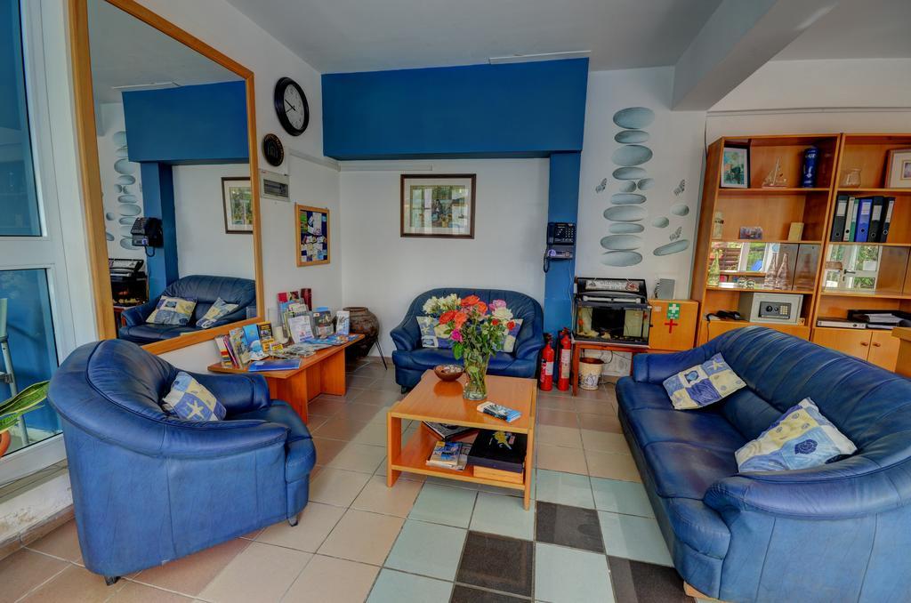 Renos 2* Polis