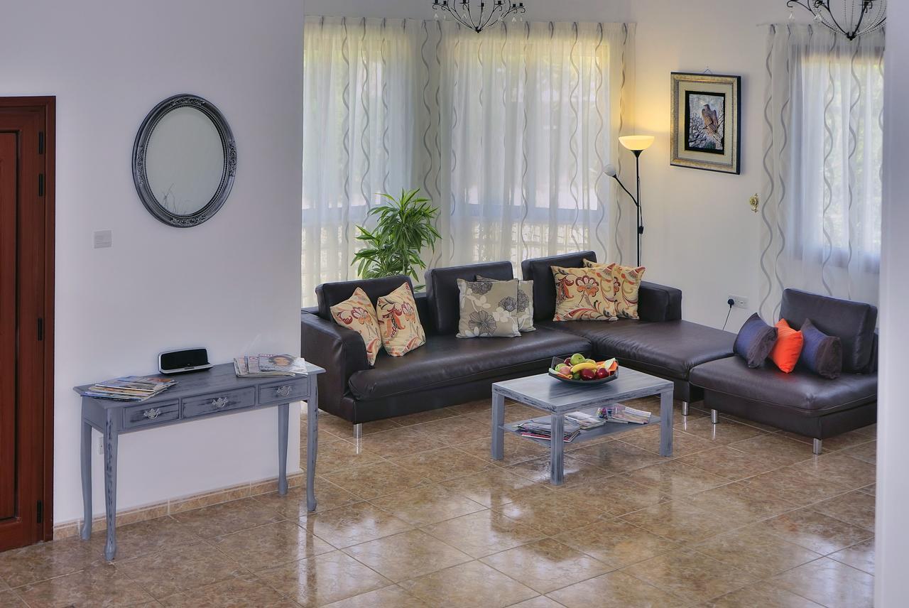 Lp Villa Peyia