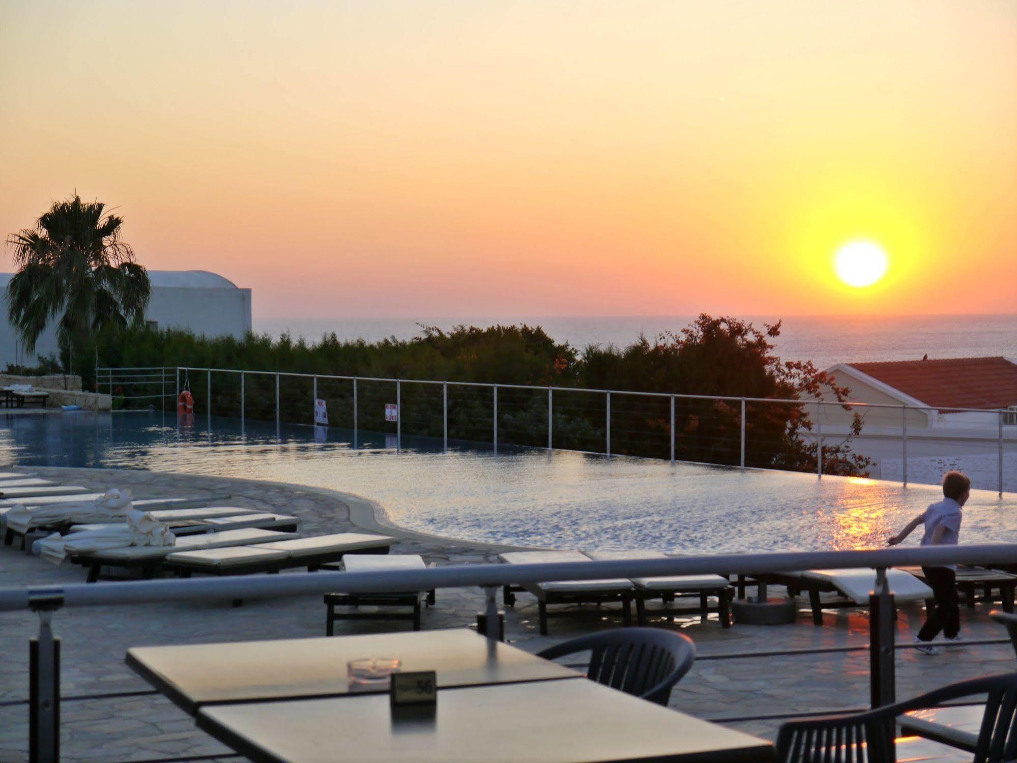 Hotel Theo Sunset Bay 4*