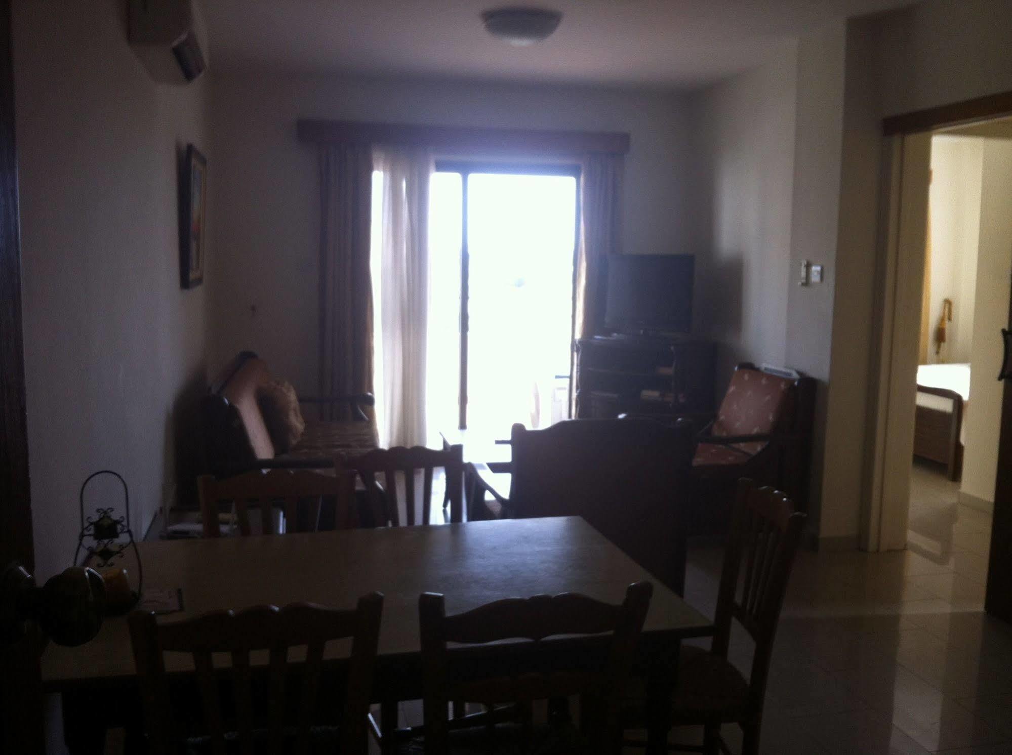 Zakos Court