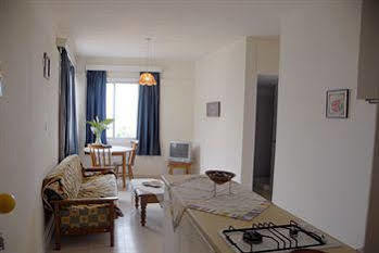 Palm Sea Beach Holiday Suites And Appartement Larnaca