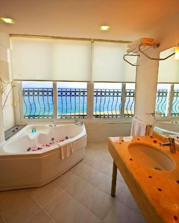Hotel Ada Beachfront Boutique Hotel & Restaurant