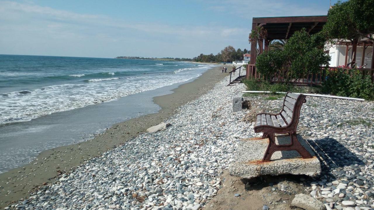 Spiros Seaside No. 11 * Meneou
