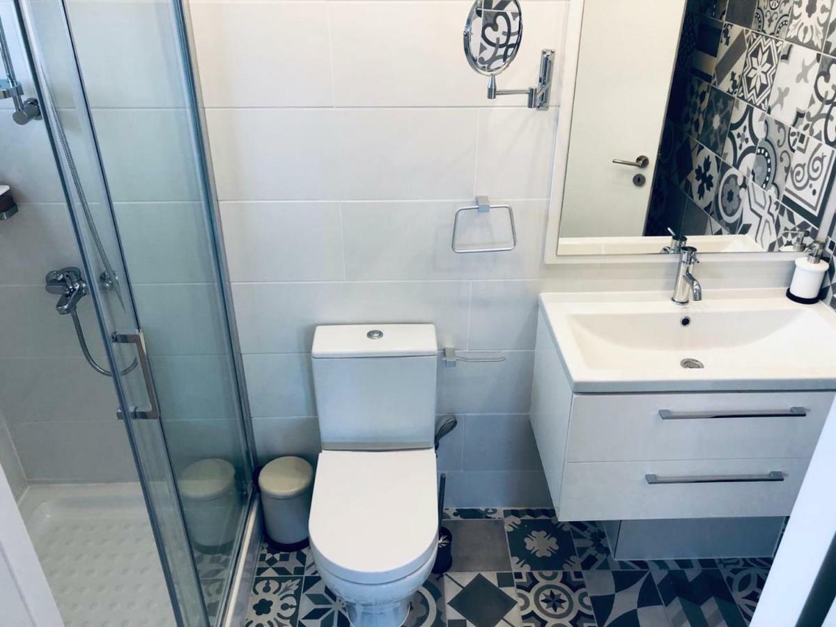White 11 Aparthotel Larnaca