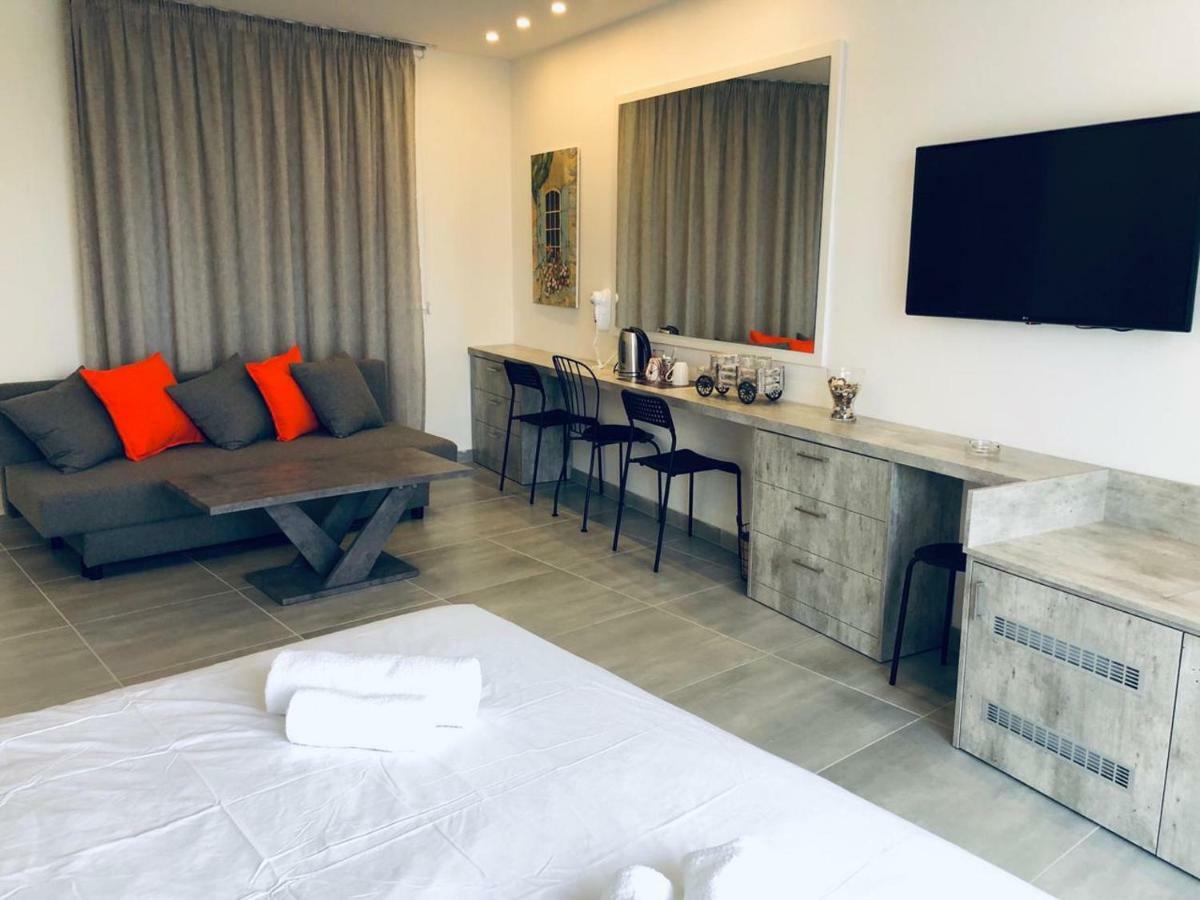White 11 3* Larnaca