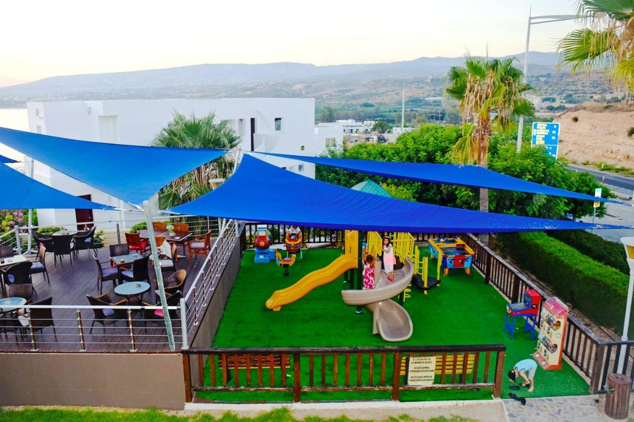Theo Sunset Bay Kissonerga