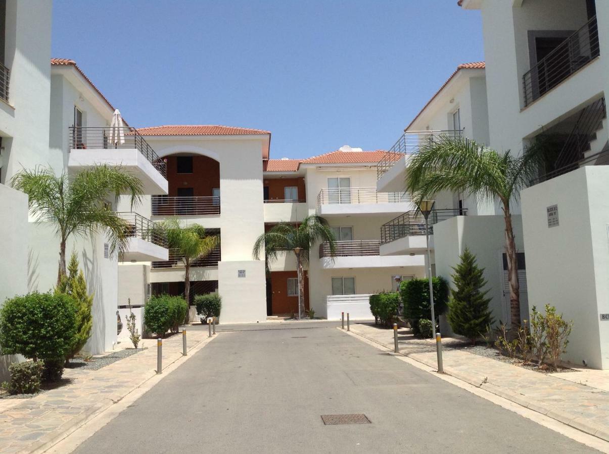 Helena Paralimni