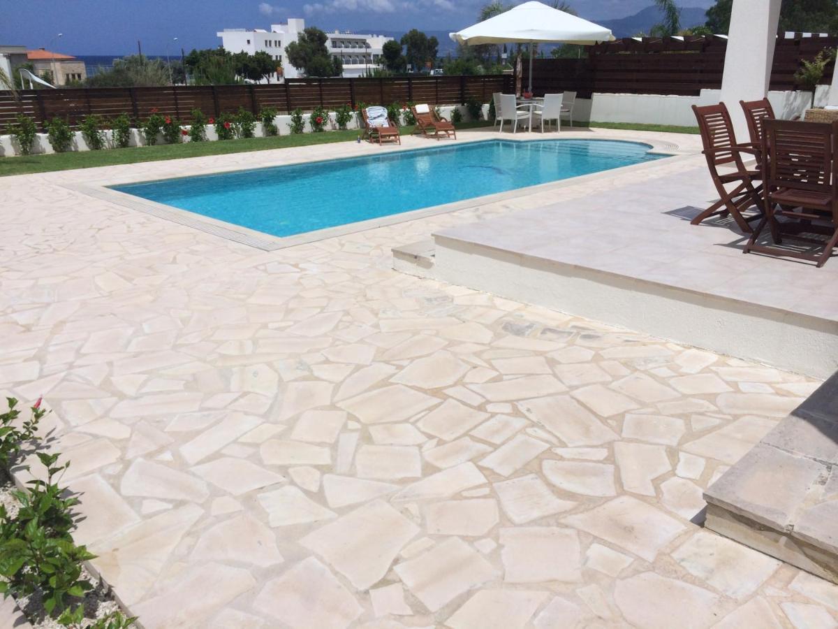Paradise Latchi * Polis