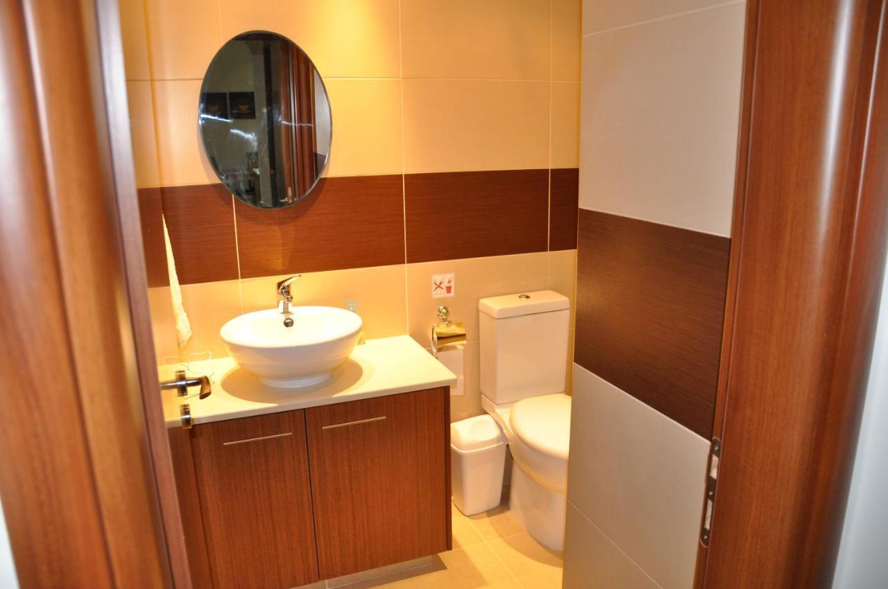 2 Bed, 2 Bath In Apartment *
