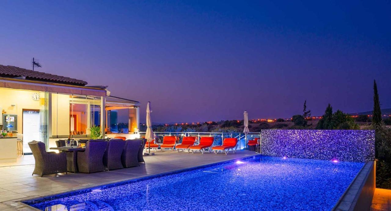 3 Bedroom Eleyjo With Stunning Private Pool, Aphrodite Hills Villa *