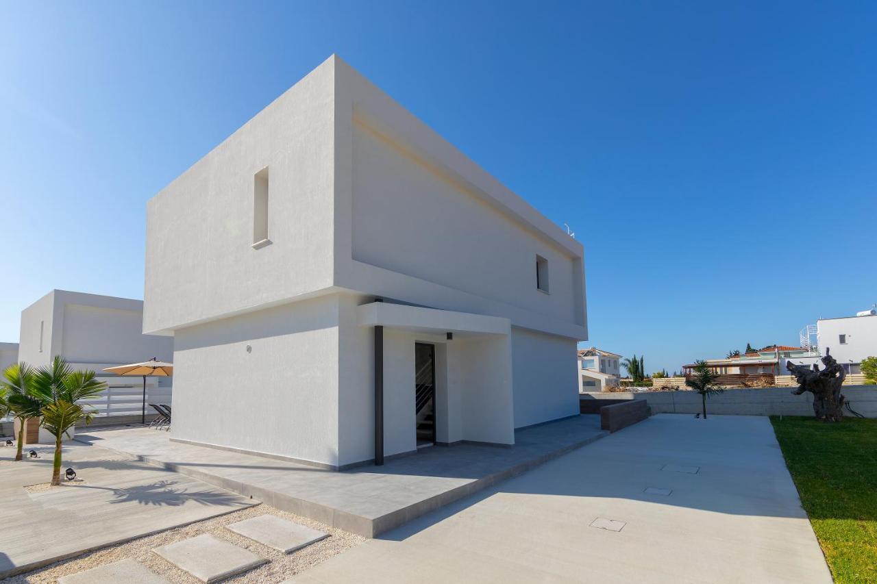 Andre, Walking Distance To Coral Bay Peyia
