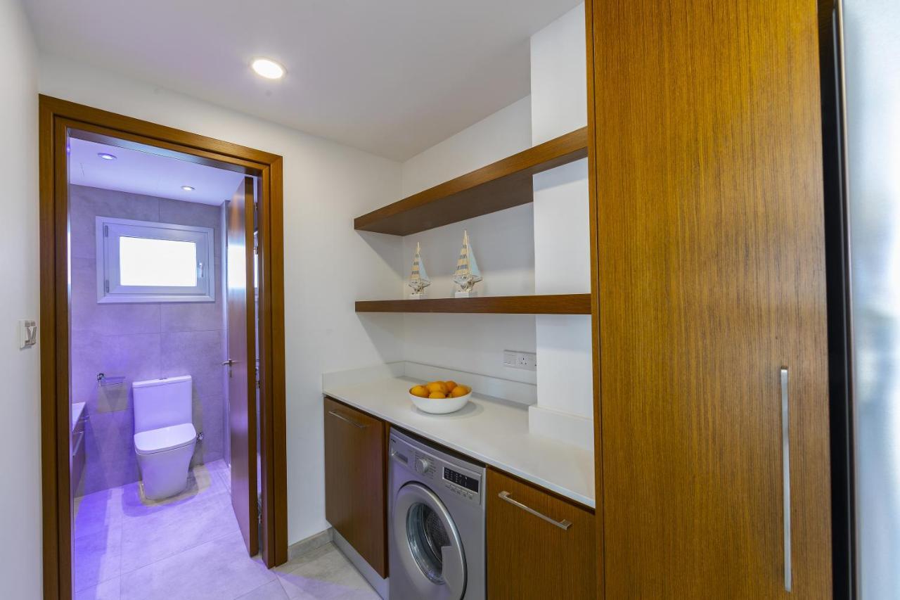 Mackenzie Castella Beachfront Apartment *