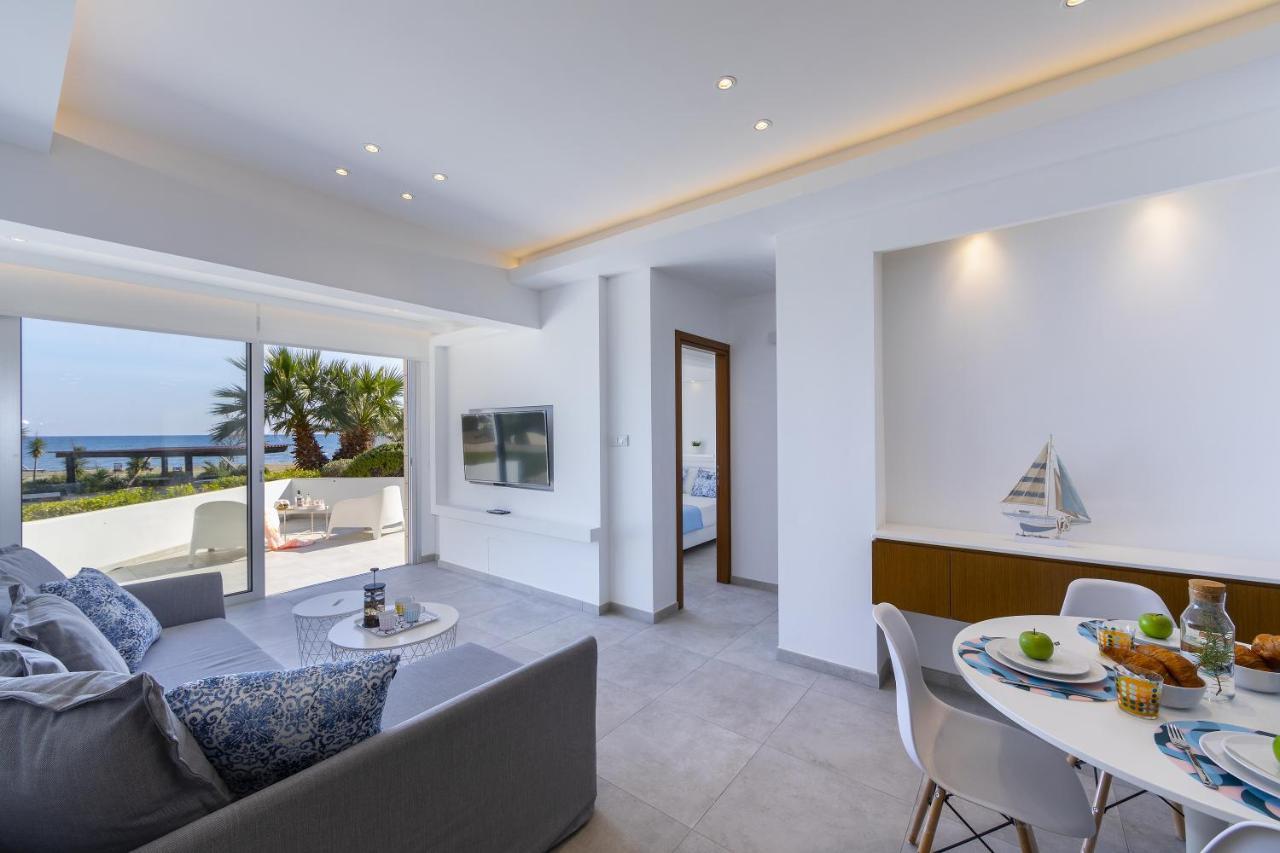 Mackenzie Castella Beachfront *