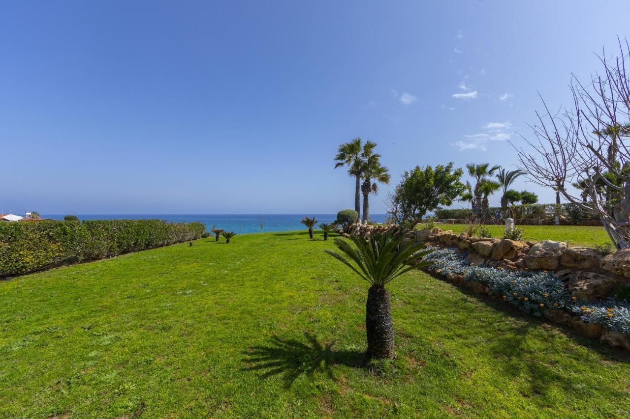 Beachfront Pietra Villa *