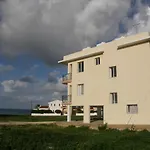 Athena And The Owl Beachside Apt