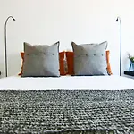 Phaedrus Living - Seaside Executive Flat Harbour 206
