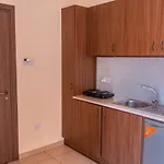 Lakis Court