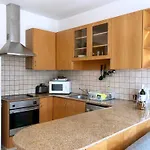 1 Bedroom Flat, Prime Location Near Sea, Sleeps 4