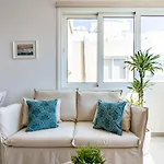 Whispering Palms 1-Br Apt By Finikoudes Beach