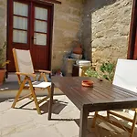 Niovi House