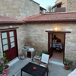 Niovi House