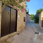 Vrakas House
