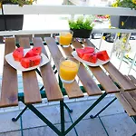 Artemis 3, Beachfront Boutique Apartment