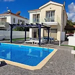 Villa Waves
