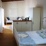 Dolphin Guest House And Studios