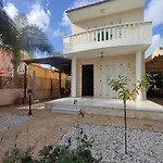 Quiet Holiday House Near The Beach