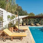 Kalavasos Square Apartments - With Pool 3 Minutes Walk