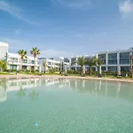 Homely 2-Bedroom Apartment With Garden And Sea View