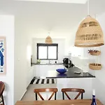 Homely 2-Bedroom Apartment With Garden And Sea View