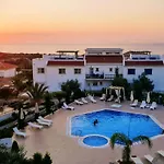 Sunny And Family Friendly Apartment Directly At The Pool