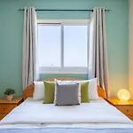 Bayview 2-Br Apartment W Terrace In Larnaca