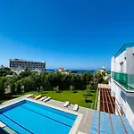 Seaview And Mountainview Studio