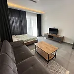 Lux Courtyard Studio