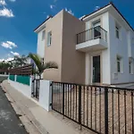 Halle Villa