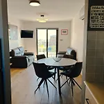 The A-Line Seaview Malama Apartment With Pool, Tennis Court & Gym