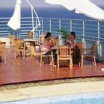 Mackenzie Beach Hotel & Aparment