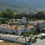 La Hotel & Resort