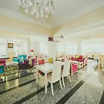 Pine Bay Boutique Hotel & Cakistes Restaurant
